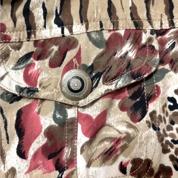 100% cotton jacket. Metal button, 4 pockets. Like new, no visible wear - Picture 3 of 4